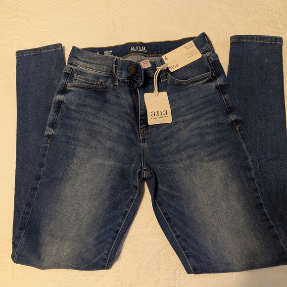 a.n.a Slim High-Rise Jeans in Medium Blue Wash - Picture 3 of 5